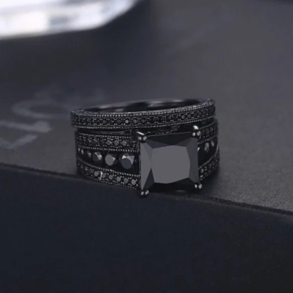 NEW 5CT Black Sapphire 18K Gold Ring - Picture 6 of 6